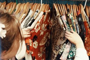 Marcas de roupas mais procuradas em revendas podem estar no seu armário