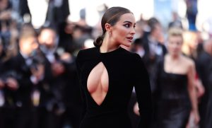 Olivia Culpo aposta em decote poderoso para tapete vermelho do Festival de Cannes