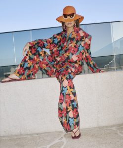 Sabrina Sato prestigia desfile de moda de chinelo