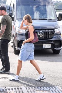 Essa bolsa de ombro preta é o modelo preferido de celebridades como Hailey Bieber, Zoë Kravitz e Rosé